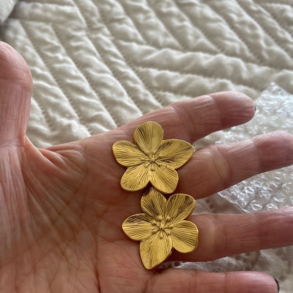 Elegant Gold Flower Earrings - Picture 3 of 4